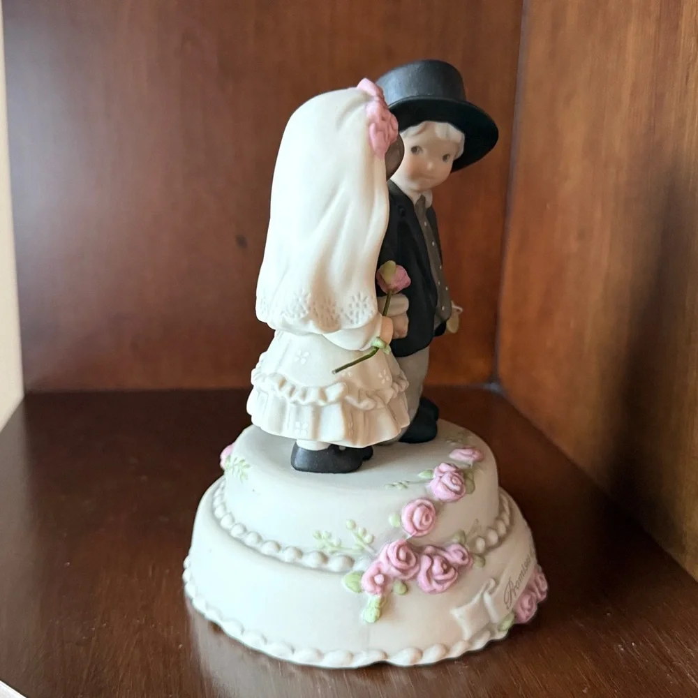 Wedding Cake Topper music box with Bride and Groom Figurines